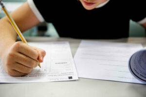 aluno fazendo um exame portal englishschool toefl
